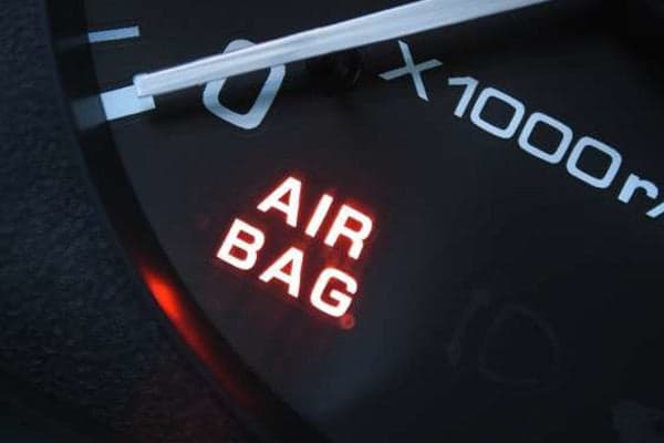 Rot leuchtende Airbag-Warnleuchte im Kombiinstrument eines Autos